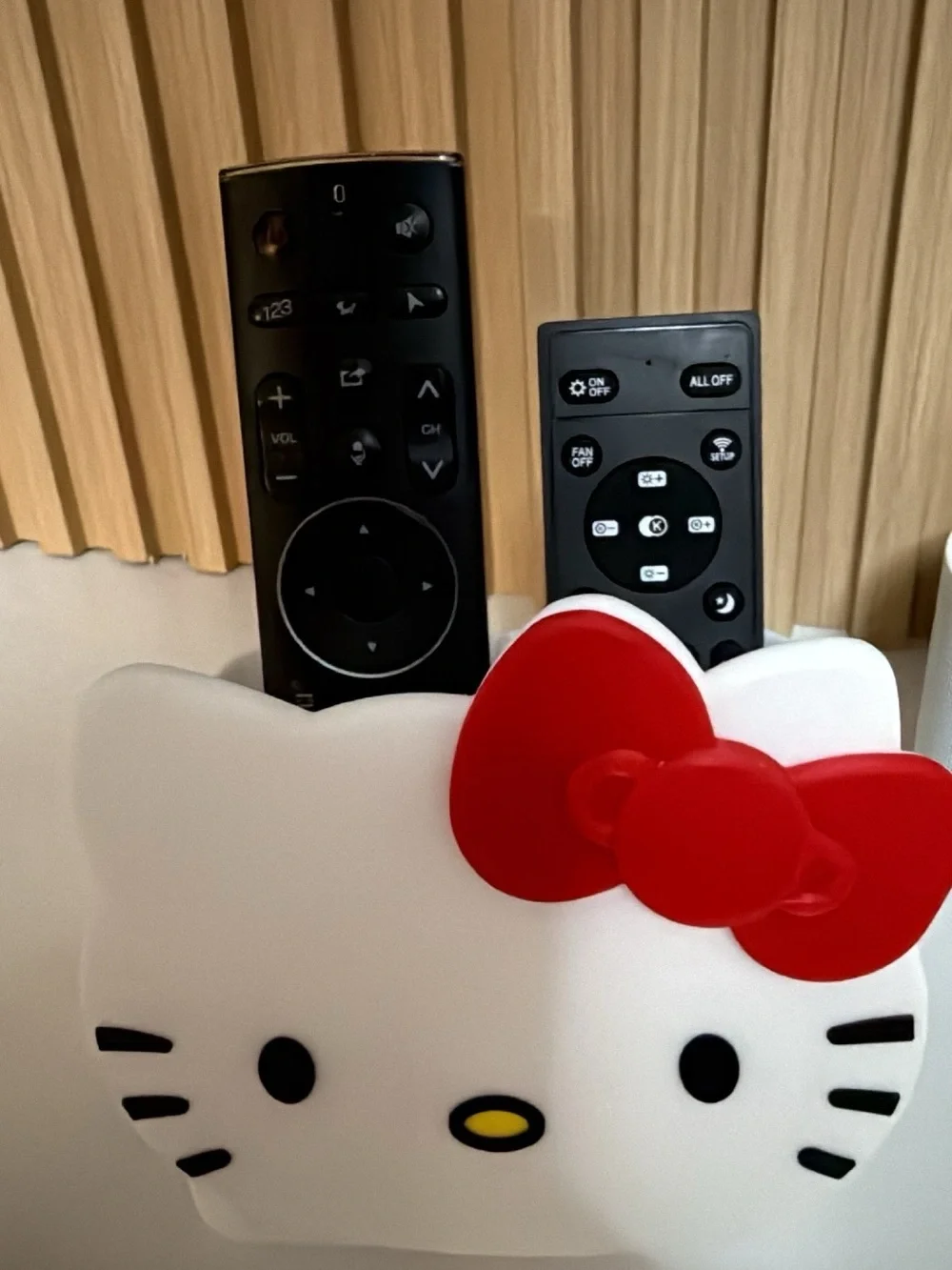 BRAND NEW Hello Kitty White Face Holder with Pink Bow